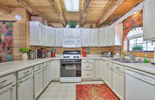 Rustic Duck Creek Village Cabin with Fire Pit! - Foto 10