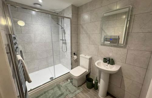 Town centre 1 Cozy king size bed ensuit shower - Foto 4