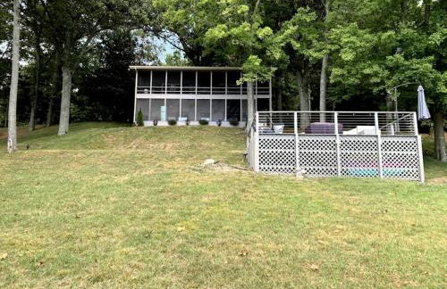 Inmerse in the Serenity of this Lakefront Cottage in Cadiz, Kentucky - Foto 1