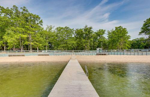 Updated Wellston Cabin, Walk to Lake Beach and Dock! - Foto 27