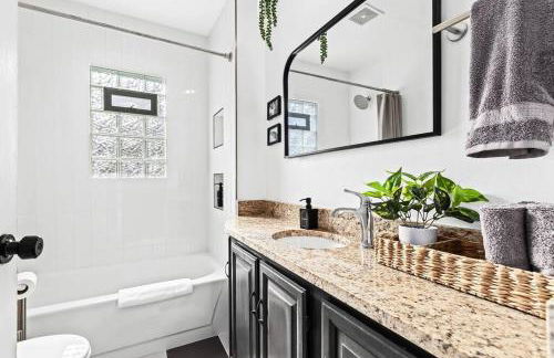 New! Warm & Cozy 3BR w/ Hot Tub, Firepit & BBQ! - Foto 18