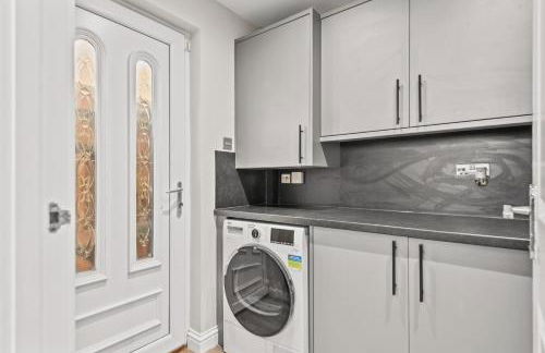 Polmont Haven: Spacious 4- Bedroom Retreat - Foto 15