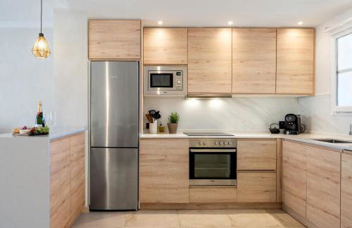 Stylish Apartment with Pool - Photo 7