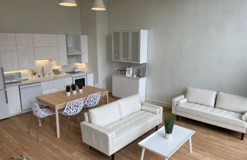 Lou-City Penthouse Suite! Savor Life with Hollyhock - Photo 9