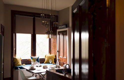 Beautiful, traditional 2 bed flat w free parking - Pass the Keys - Photo 24