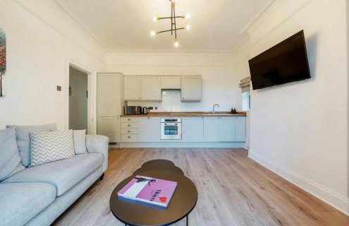 Freshly decorated apartment 10 mins from Cotswolds Child Friendly Great location with plenty of nearby free parking freestanding bath and outdoor private terrace area - Foto 1