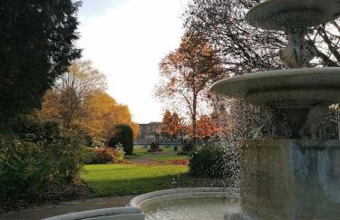 Large 2 bedroom town centre flat with free parking - Foto 34