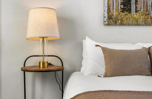 Cozy Riverfront Cabin with Fireplace & Deck - Foto 33