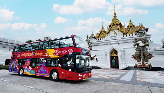 O ônibus turístico de Pattaya passando por um templo