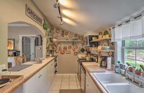 Stylish Woodfin Home with Backyard and Fire Pit - Foto 7