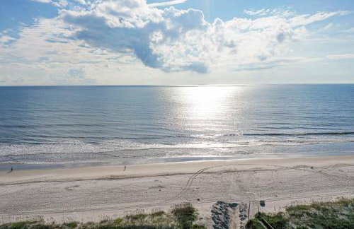 Modern oceanfront condo with outdoor pool, balcony, & washer/dryer - Foto 25