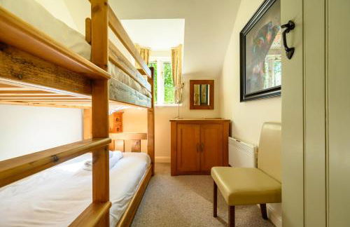 Cosy Cotswold Lodge by Your Home Here - ideal for families, log-burner, spa, private parking, EV Hookup included and heated swimming pools - Foto 9