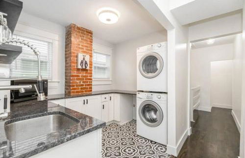 Spacious 5BR/5.5BA Near Plaza & Museum - Photo 6