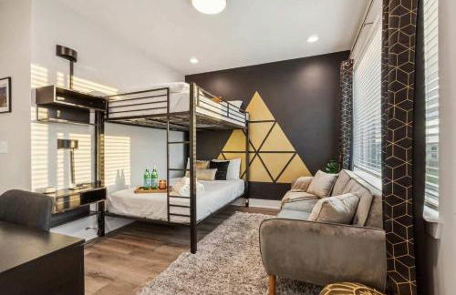 Private Home with Rooftop Game Room near Downtown - Foto 30