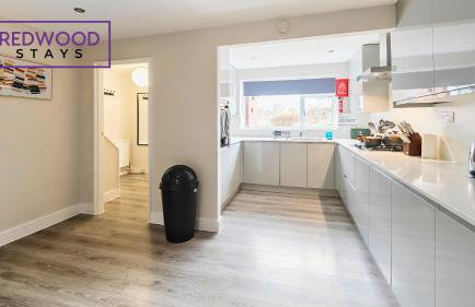 3-Bedroom Serviced House, Free Parking for 2 Cars, Free WiFi By Redwood Stays - Foto 19