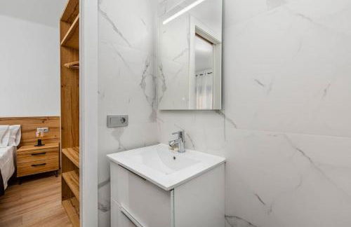 Poble Sec 3BR 2BA Balcony Sleeps 7 - Photo 23