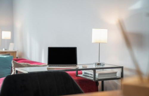 CLS Zentrale City-Wohnung in Hamburg mit E-Laden und Tiefgarage, Klimaanlage, gratis WLAN, Smart TV, großer Balkon, Nespresso Maschine inklusive Kapseln, Blick über Hamburg, Parkplatz, Cafe im Haus, Bushaltestelle direkt gegenüber, Flex Check In - Foto 13