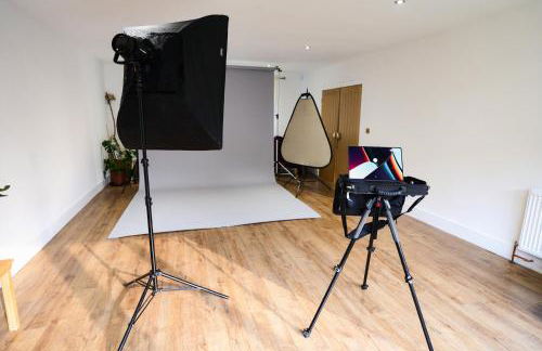 Chic Family Home with Garden Fire Pit & Event Space, Hot Tub - Foto 36