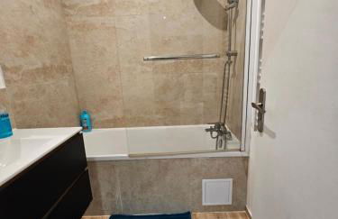 T3 entier confortable Centre historique de Montluçon Gare à 10 min à pied 6 personnes - Foto 14