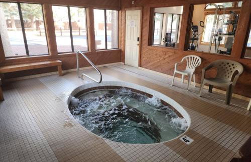 2BR Gated Escape With A Pool And Walk to Dining and Trails - Foto 24