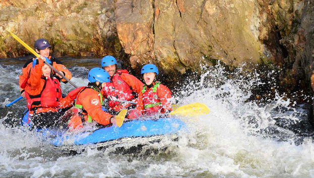 Pegando as correntezas na rota de rafting para principiantes