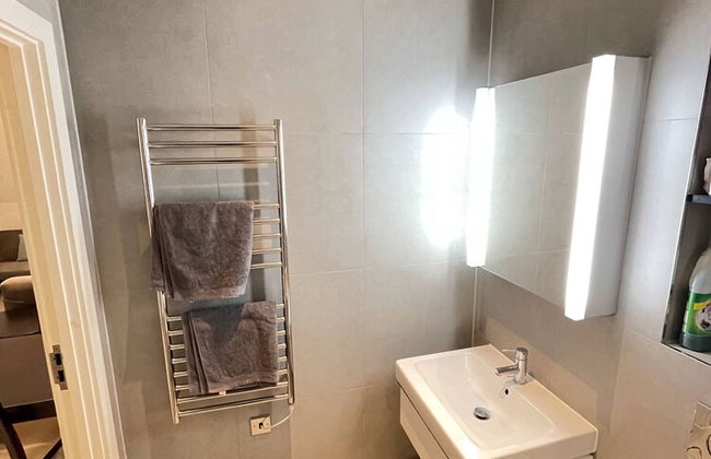 Stunning 1-bed Deluxe Apartment in Slough - Photo 5