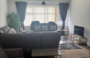 Comfortable 2-Bed Flat Balcony Near Airport - Photo 11