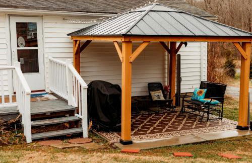 Giggling Creek Cottage - BedJet! King Sized! Gazebo, 45 Acres, Arcades, Nintendo, more - Photo 47