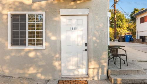Echo Park Spacious Two-Bedroom Apartment with Private Yard and Parking - Foto 2