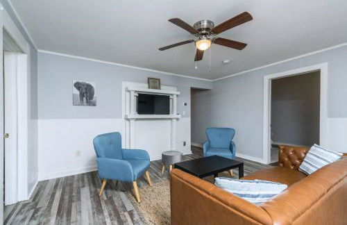 Renovated 3 bedroom close to downtown! - Photo 40