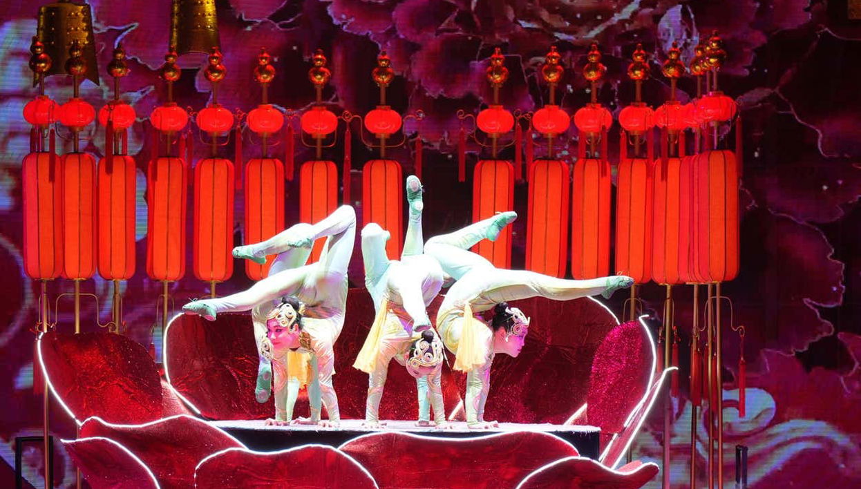 Una de las actuaciones de los acróbatas en el Red Theatre