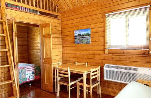 Peaceful Lakefront Cabin with Loft, Beach Access & Sunset Views in Buchanan Dam, Texas - Foto 7