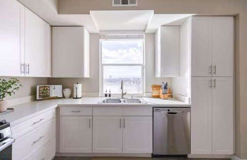 Stunning Water View 2BR · Jacuzzi & Rooftop Lounge - Foto 29