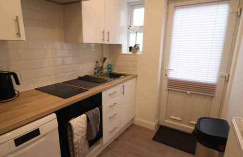 Stylish one bed apartment with off road parking - Photo 3