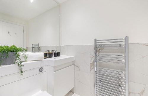 Stylish 2BR 2BA Flat in Gravesend Sleeps 4 - Foto 7