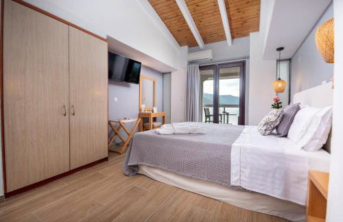 Trizonia Bay Hotel - Photo 25