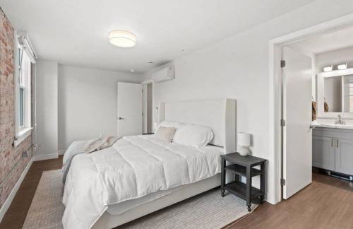 King Bed - J and K on Main Luxury Apartment 306 - Foto 13