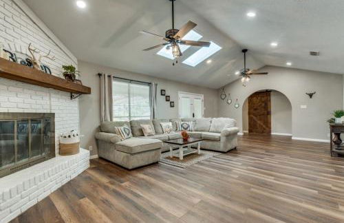 Farmhouse With Amazing Pool at Wester Hills Temple - Photo 10