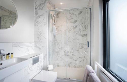 Elliot Oliver - Stunning Three Bedroom Penthouse With Large Terrace & Parking - Foto 10