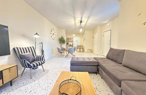 Paloma Lux Retreat-15' to Central Athens - Photo 1