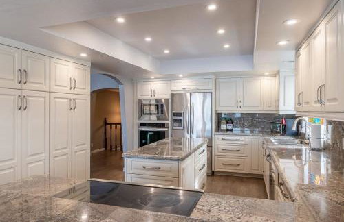 Moovalya Keys | Spacious Riverfront Retreat • Private Dock - Foto 10