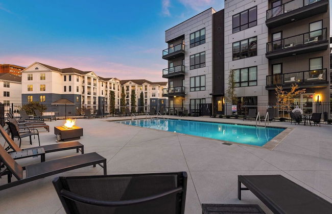 Prime Walkable Midtown Location, Pool, Gym Outlaw's Den by Avantstay - Foto 2