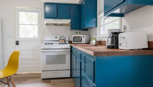 Retro Retreat: 1br home w/ WFH desk, livingroom, and fire pit - Foto 4