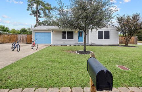 Adorable Southside ATM Cottage with Bikes, Pets OK - Photo 34