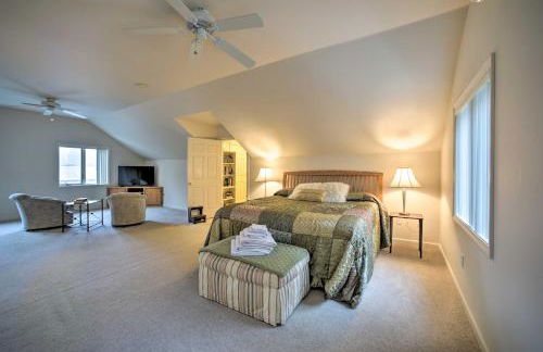 Lakefront Bolton Retreat with Balcony and Views! - Foto 17