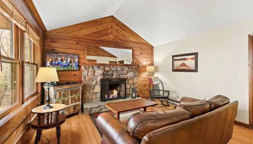 Picturesque Riverside Cabin with Fireplace and Porch - Foto 5