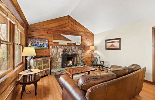 Picturesque Riverside Cabin with Fireplace and Porch - Foto 5