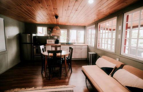 Rustic, Pet Friendly Cabin on the Hudson River, Perfect for a Glamping Weekend in the Adirondacks - Foto 11
