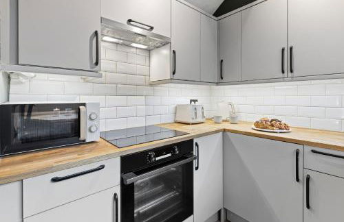 Luxurious 3 bed 1 Bath Stay Ideal for Families and Contractors - Photo 20