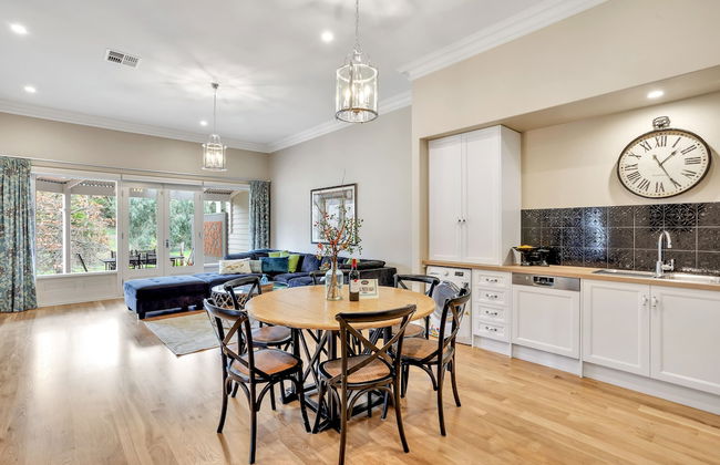 Grandview Accommodation - The Elm Tree Apartments - Photo 40